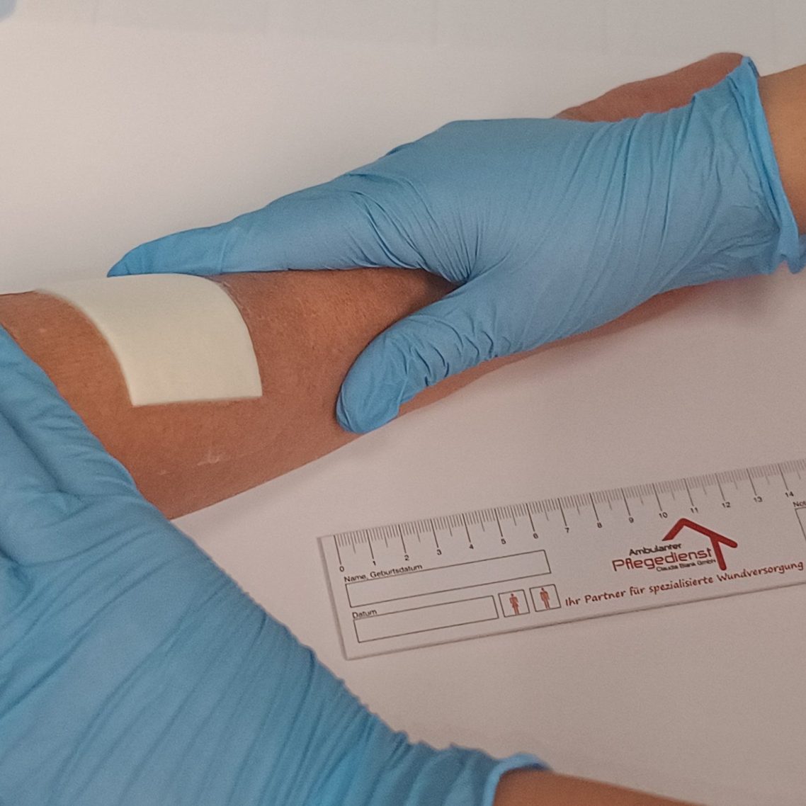 Ein Pflaster wird auf einen Arm geklebt